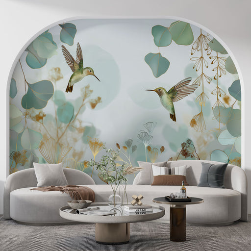 Un salon moderne avec un papier peint représentant des colibris et des feuillages délicats dans des teintes douces de vert et or, créant une atmosphère apaisante et naturelle.