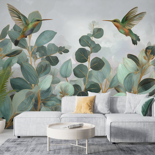 Un salon moderne avec un papier peint tropical représentant des colibris et des feuillages luxuriants, créant une ambiance fraîche et apaisante.