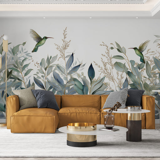 Un salon moderne avec un papier peint floral représentant des oiseaux-mouches et des feuillages délicats dans des teintes vertes et bleues, créant une atmosphère vivante et apaisante.