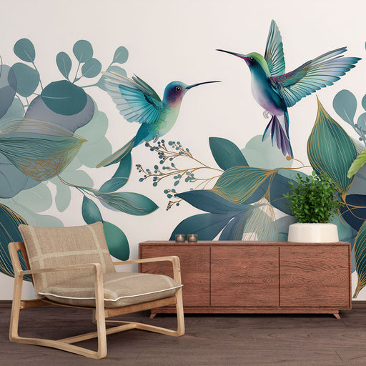 Une salle de séjour avec un papier peint tropical représentant des colibris colorés entourés de feuillages aux teintes vertes, créant une ambiance vivante et apaisante.