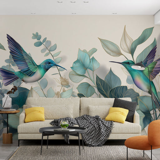 Un salon moderne avec un papier peint représentant des colibris colorés entourés de feuillages délicats, créant une ambiance tropicale et vivante.