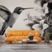 Papier peint colibri monochrome avec fleurs élégantes pour salon moderne.