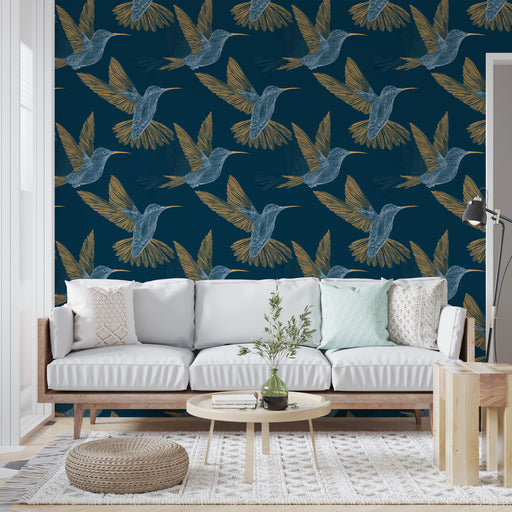 Un salon moderne avec un papier peint représentant des colibris en bleu et or sur fond bleu nuit, créant une atmosphère dynamique et élégante.