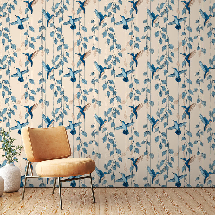 Une pièce lumineuse avec un papier peint floral représentant des colibris bleus et des feuillages sur fond crème, créant une ambiance fraîche et vivante.