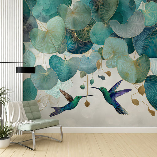 Une salle de séjour moderne avec un papier peint tropical représentant des feuilles aquatiques et des colibris colorés, créant une ambiance vivante et apaisante.