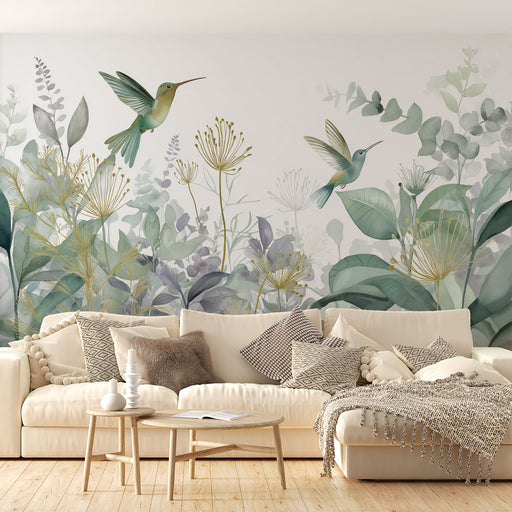 Un salon lumineux avec un papier peint floral représentant des colibris et des feuillages délicats dans des teintes vertes et grises, créant une ambiance apaisante et naturelle.