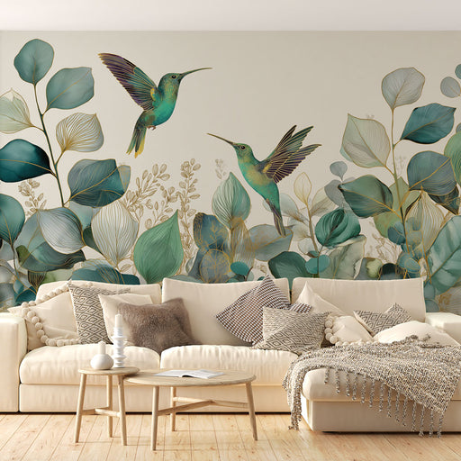 Un salon lumineux avec un papier peint tropical représentant des colibris et de grandes feuilles vertes, créant une ambiance naturelle et apaisante.