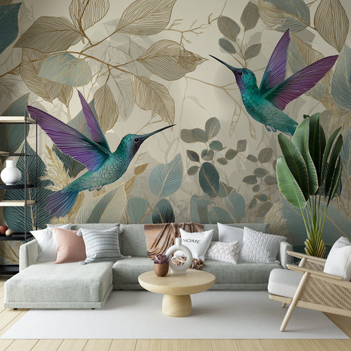Une pièce de vie moderne avec un papier peint illustrant des colibris colorés sur un fond de feuillage délicat, créant une ambiance naturelle et vivante.