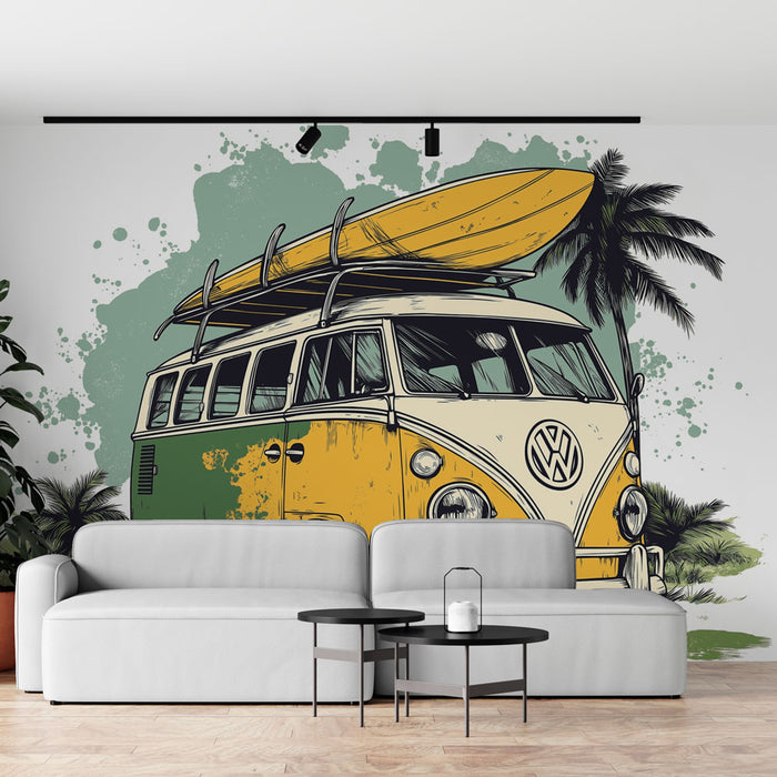 Un salon moderne avec un papier peint illustrant un combi Volkswagen jaune et vert, évoquant une ambiance estivale et décontractée, agrémenté de palmiers.