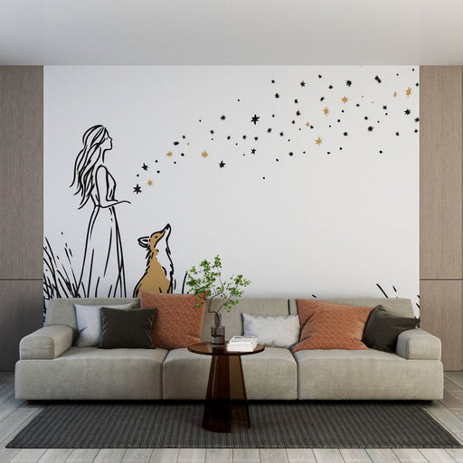 Un salon moderne avec un papier peint illustratif représentant une femme et un renard entourés d'étoiles dorées et noires, créant une ambiance rêveuse et poétique.