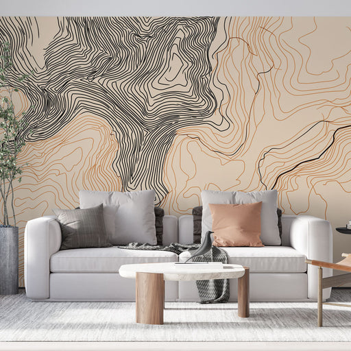 Un salon contemporain avec un papier peint aux lignes ondulées noires et ocres sur fond beige, créant une ambiance artistique et chaleureuse.