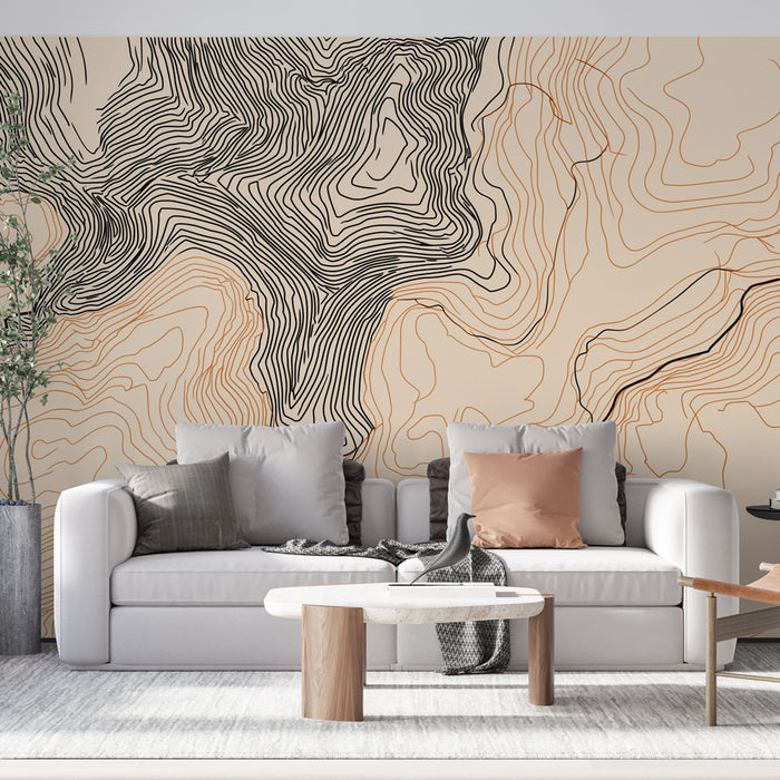 Un salon contemporain avec un papier peint aux lignes ondulées noires et ocres sur fond beige, créant une ambiance artistique et chaleureuse.