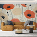 Papier peint motif fleuri avec coquelicots orange et crème sur fond clair pour salon moderne.