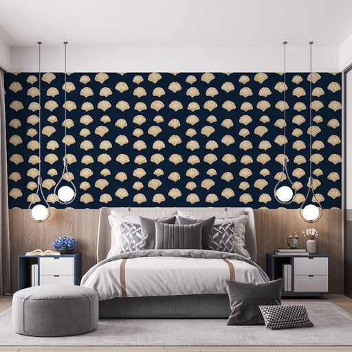 Une chambre moderne avec un papier peint navy orné de motifs de coquillages dorés, créant une atmosphère élégante et apaisante.