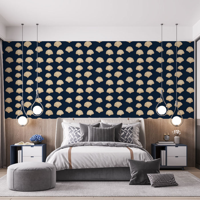 Une chambre moderne avec un papier peint navy orné de motifs de coquillages dorés, créant une atmosphère élégante et apaisante.