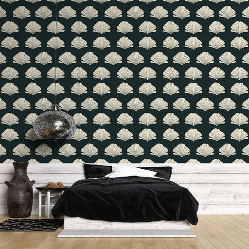 Une chambre moderne avec un papier peint à motifs de coquillages blancs sur fond noir, créant une atmosphère élégante et apaisante.
