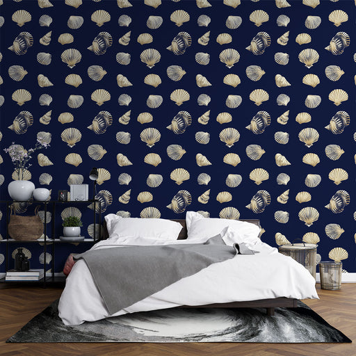 Une chambre moderne avec un papier peint marine représentant des coquillages dorés sur fond bleu nuit, créant une ambiance apaisante et élégante.