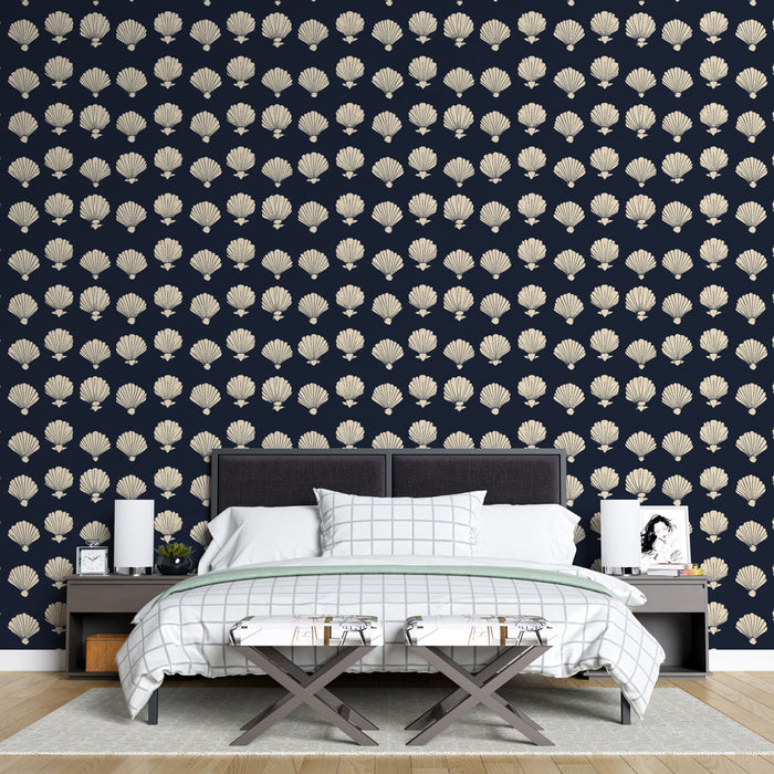 Une chambre moderne avec un papier peint marine aux motifs de coquillages dorés, créant une ambiance élégante et apaisante.