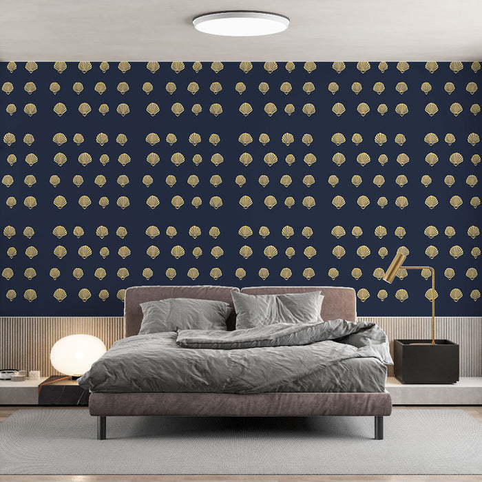 Une chambre moderne avec un papier peint marine orné de coquillages dorés, créant une ambiance élégante et apaisante.