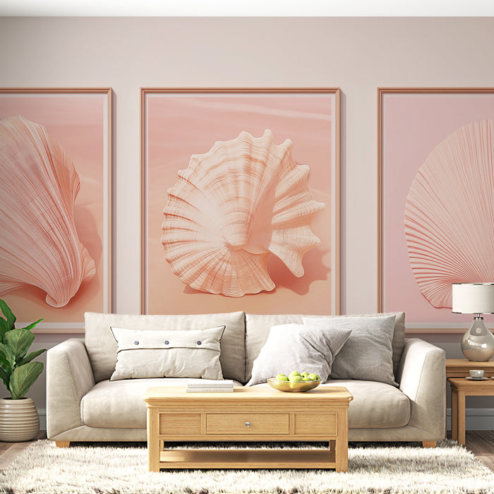 Un salon lumineux avec un papier peint représentant des coquillages en nuances de rose, créant une ambiance douce et apaisante.