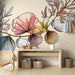 Une salle à manger moderne avec un papier peint floral aux teintes pastel, représentant des fleurs stylisées sur fond beige, créant une ambiance douce et accueillante.
