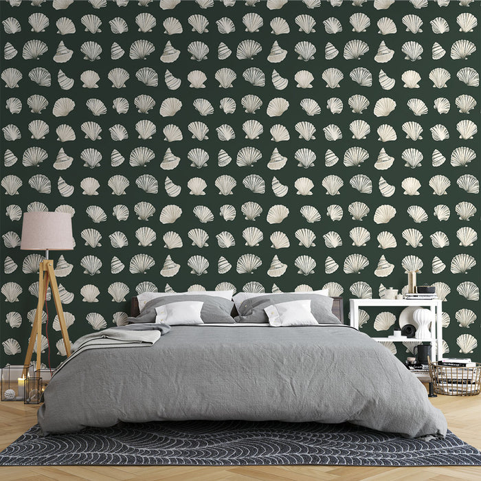 Une chambre élégante avec un papier peint représentant des coquillages blancs sur fond vert foncé, créant une atmosphère marine apaisante et raffinée.