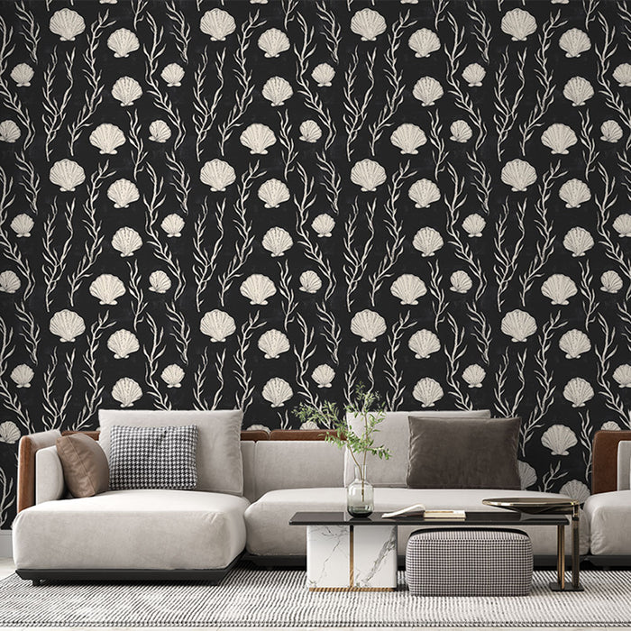 Un salon moderne avec un papier peint noir orné de motifs de coquillages et de plantes blanches, créant une ambiance à la fois élégante et apaisante.