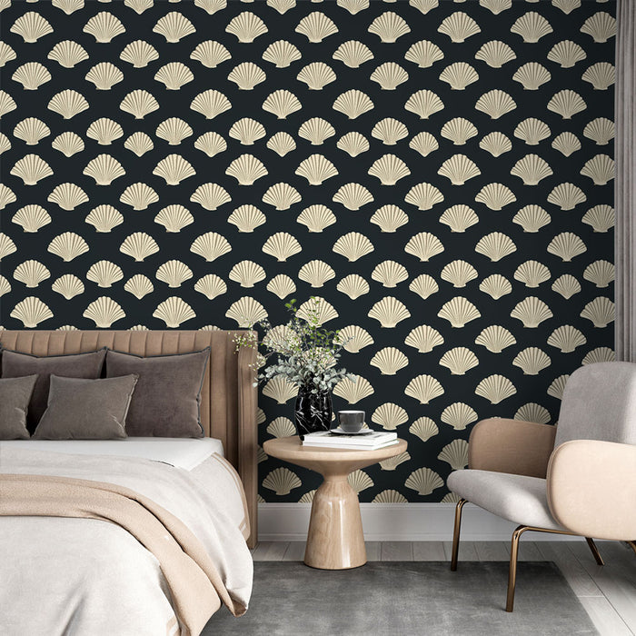 Une chambre élégante avec un papier peint noir orné de motifs de coquilles en crème, créant une atmosphère raffinée et artistique.