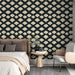 Une chambre élégante avec un papier peint noir orné de motifs de coquilles en crème, créant une atmosphère raffinée et artistique.