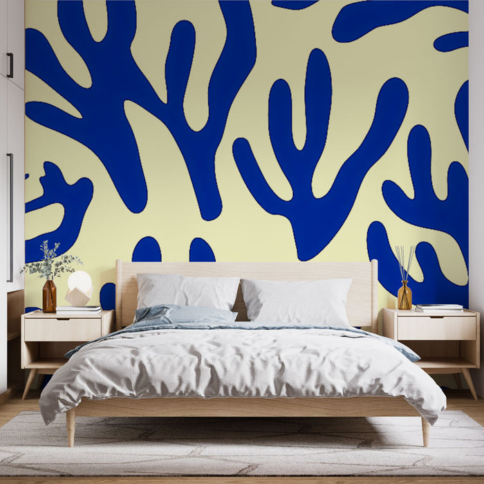 Une chambre moderne avec un papier peint aux motifs organiques bleu vif sur fond jaune, créant une ambiance dynamique et enjouée.