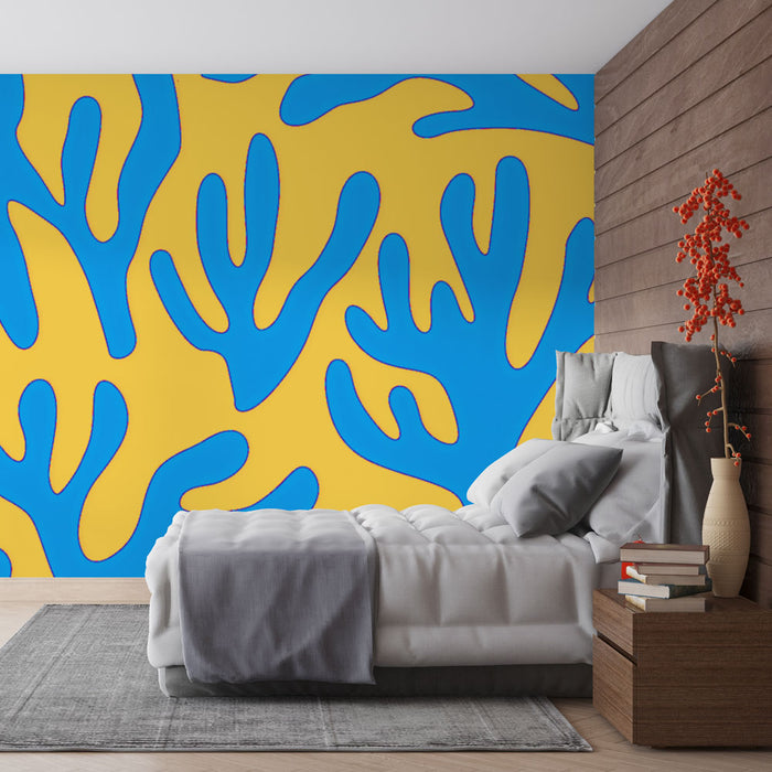 Une chambre moderne avec un papier peint aux motifs abstraits de corail bleu sur fond jaune, créant une ambiance dynamique et ensoleillée.