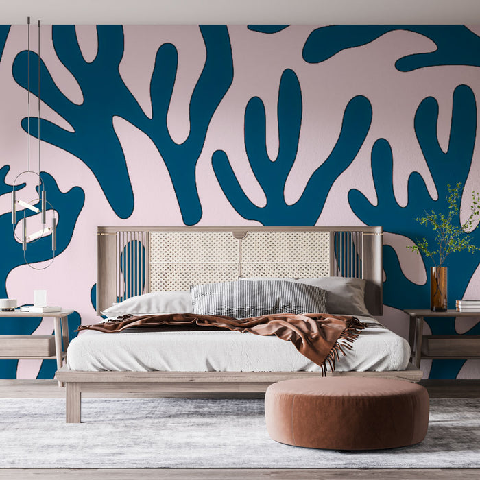 Une chambre moderne avec un papier peint aux motifs organiques bleu marine sur fond rose, créant une ambiance dynamique et contemporaine.