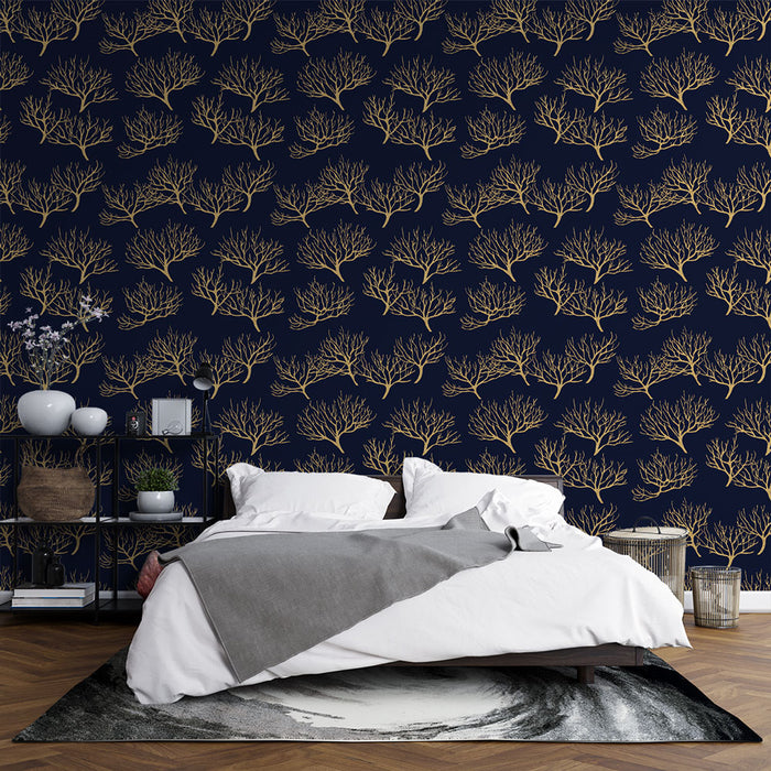 Une chambre moderne avec un papier peint bleu nuit orné de motifs d’arbres dorés, créant une atmosphère élégante et apaisante.