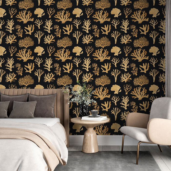 Une chambre moderne avec un papier peint noir orné de motifs dorés représentant des coraux, créant une ambiance élégante et marine.