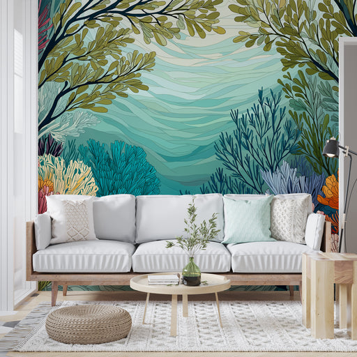 Un salon lumineux avec un papier peint aquatique représentant des formes organiques et des couleurs bleu-vert, créant une atmosphère apaisante et naturelle.