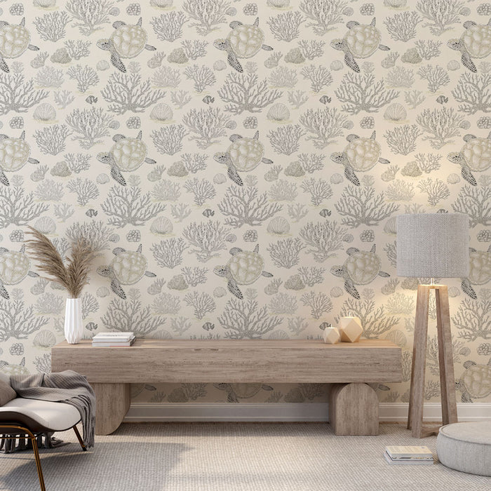 Une pièce lumineuse avec un papier peint évoquant la mer, illustrant des tortues et des coraux dans des teintes douces et naturelles, créant une atmosphère apaisante.