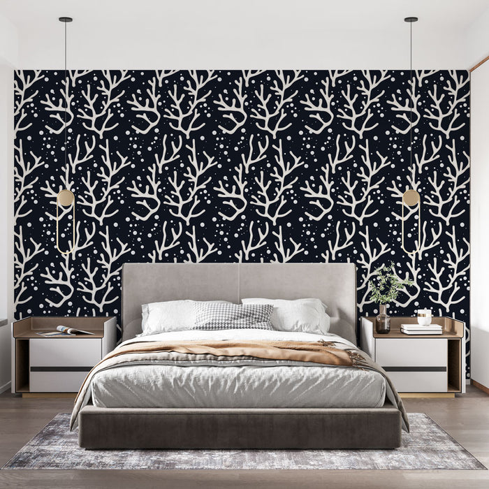 Une chambre moderne avec un papier peint navy orné de motifs de corail beige et de petites bulles, créant une atmosphère marine apaisante et élégante.