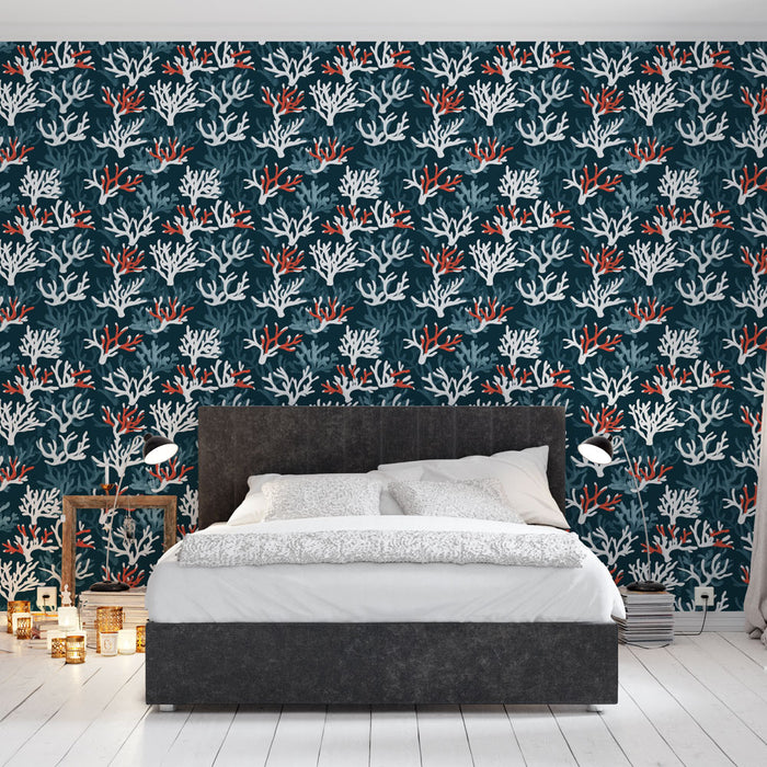 Une chambre moderne avec un papier peint marin bleu nuit orné de coraux blancs et rouges, créant une atmosphère vivante et apaisante.