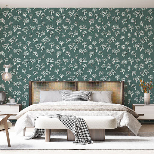 Une chambre moderne avec un papier peint vert profond orné de motifs de branches blanches, créant une atmosphère apaisante et naturelle.