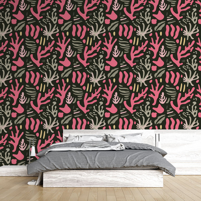 Une chambre moderne avec un papier peint aux motifs organiques colorés, mêlant des teintes de rose, vert et beige sur fond noir, créant une ambiance dynamique et vivante.