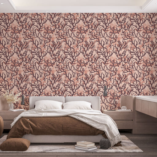 Une chambre moderne avec un papier peint aux motifs de coraux dans des teintes rose et mauve, créant une ambiance douce et apaisante.