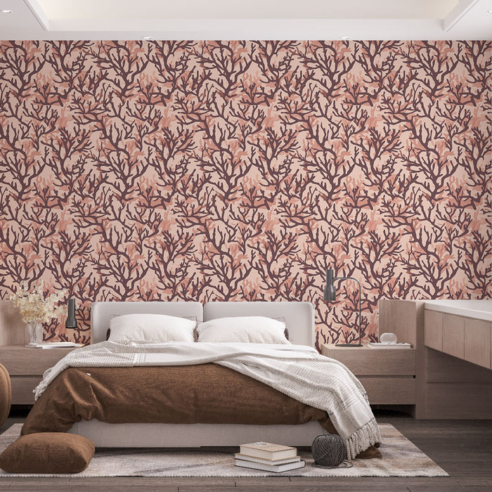 Une chambre moderne avec un papier peint aux motifs de coraux dans des teintes rose et mauve, créant une ambiance douce et apaisante.