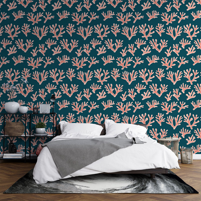 Une chambre moderne avec un papier peint marin bleu profond orné de motifs coralliens en rose, créant une atmosphère apaisante et inspirante.