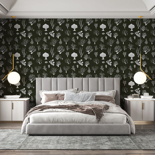 Une chambre élégante avec un papier peint représentant des motifs de coraux et champignons blancs sur fond vert foncé, créant une atmosphère apaisante et naturelle.