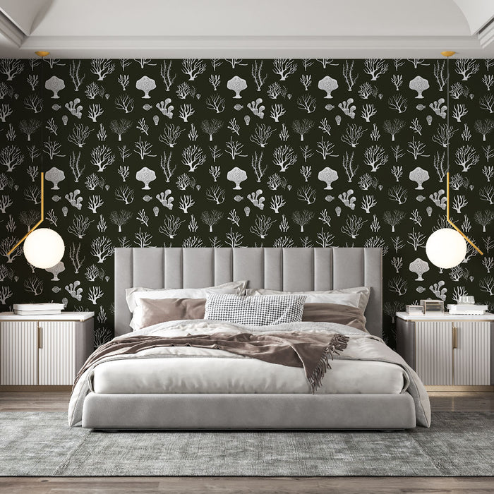 Une chambre élégante avec un papier peint représentant des motifs de coraux et champignons blancs sur fond vert foncé, créant une atmosphère apaisante et naturelle.