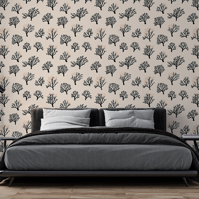 Une chambre moderne avec un papier peint représentant des motifs de coraux noirs sur fond beige, créant une ambiance apaisante et naturelle.
