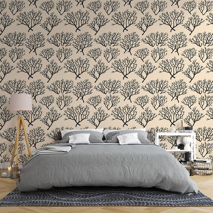 Une chambre moderne avec un papier peint aux motifs de coraux noirs sur fond beige, créant une atmosphère apaisante et naturelle.
