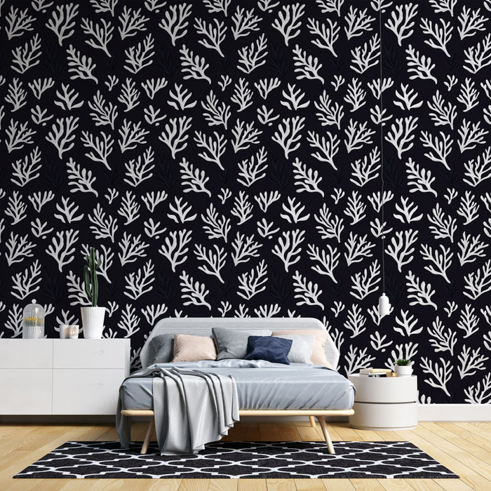 Une chambre moderne avec un papier peint noir orné de motifs de coraux blancs, créant une ambiance à la fois marine et élégante.