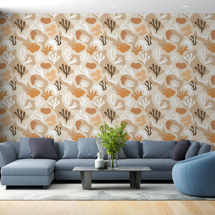 Un salon moderne avec un papier peint aux motifs organiques dans des teintes chaudes de beige, orange et blanc, créant une ambiance accueillante et naturelle.