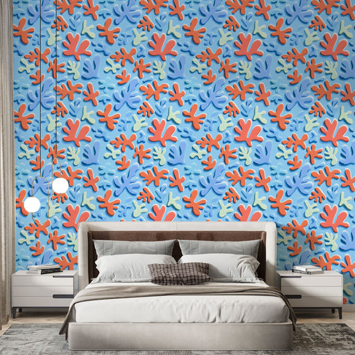 Une chambre moderne avec un papier peint texturé bleu orné de motifs organiques en rouge et vert, créant une ambiance dynamique et vivante.